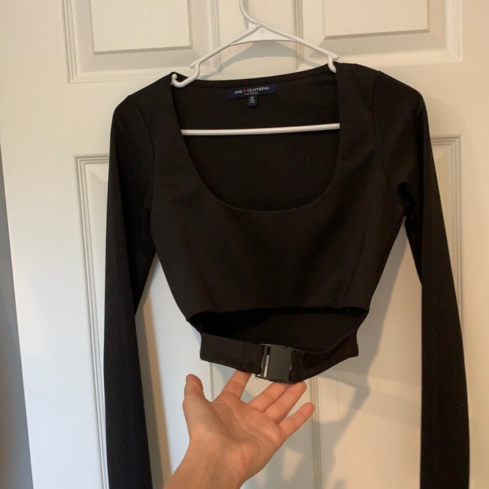 Black long sleeve crop